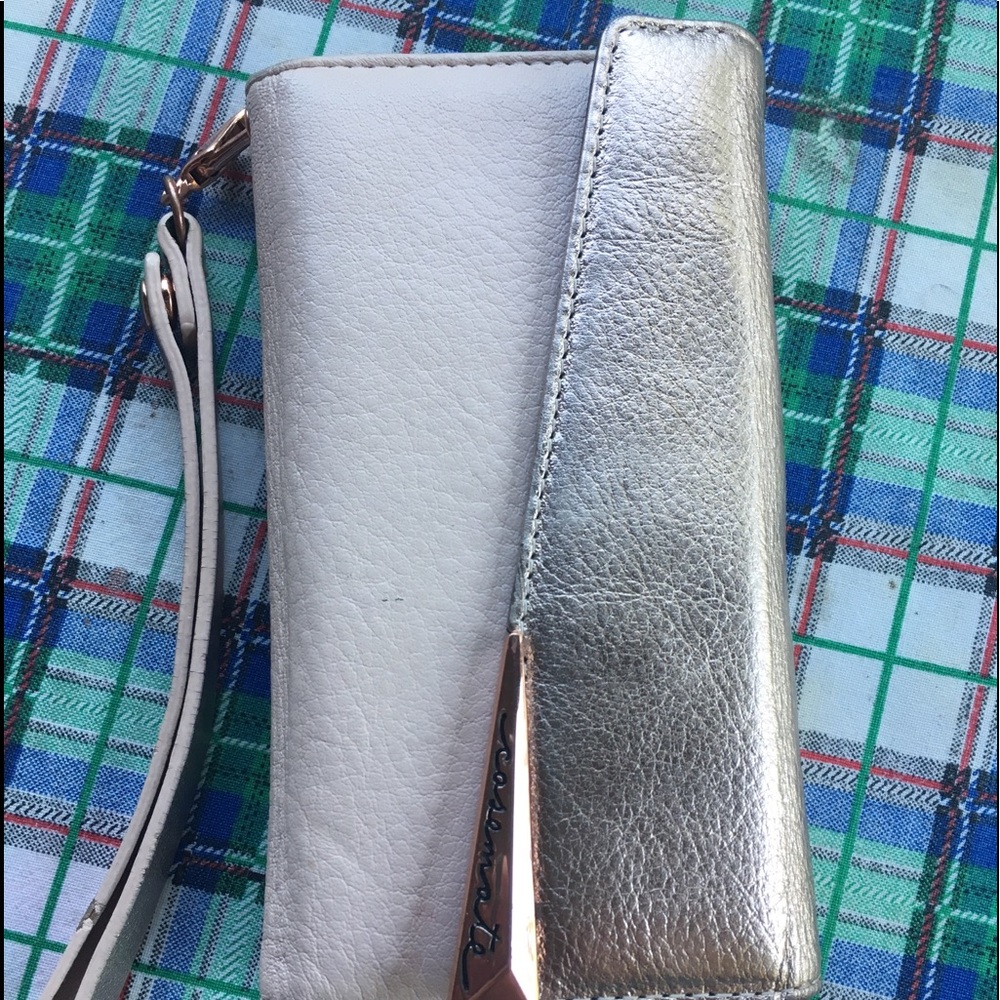 Case mate cell phone case with wristlet